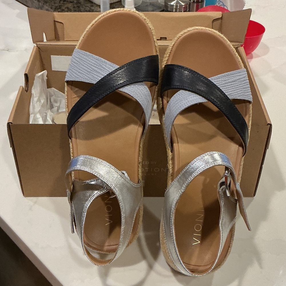 Vionic Women's Blue  and Silver Strappy Sandals New in box 8M